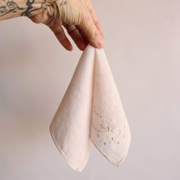 Vintage 1930s Handkerchief, Hand Plant Dyed Vintage Hankie in Mottled Dusty Pink - Picture 2 of 10